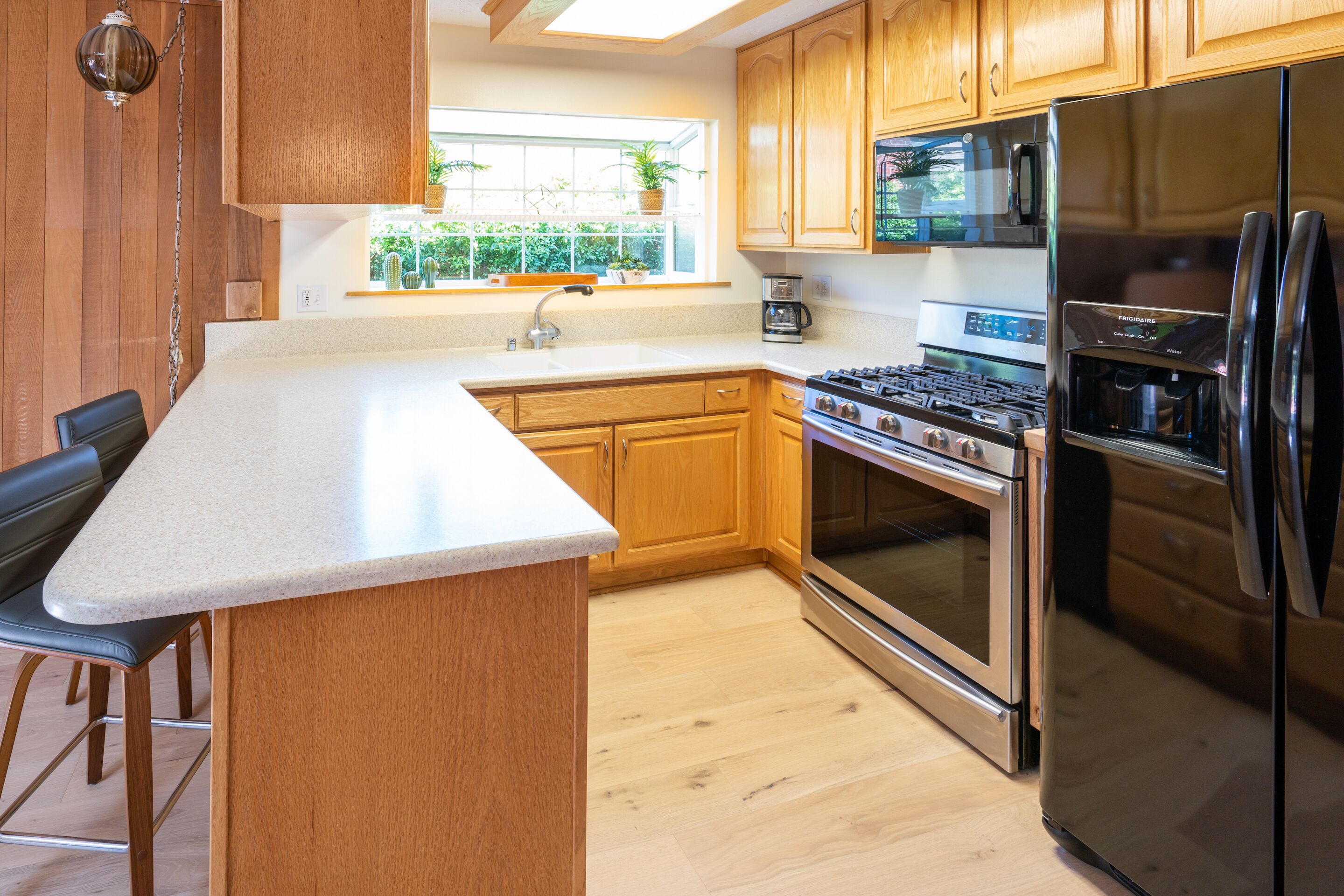 Walk to Beach - Private Hot Tub + Ideal Location