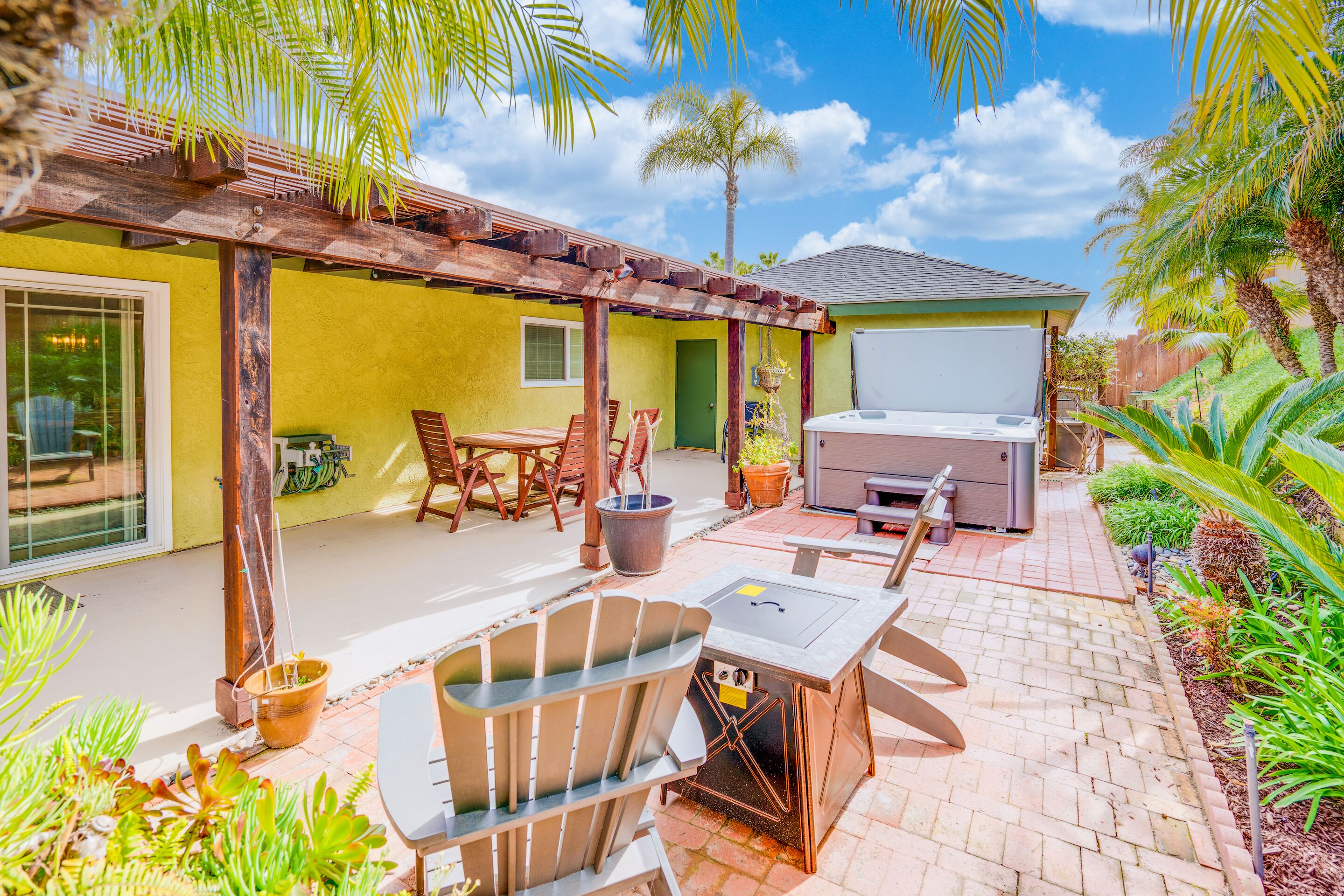 Walk to Beach - Private Hot Tub + Ideal Location