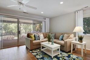Smart TV, fireplace - 3 Bedroom 2.5 bath end unit Townhome in The Salt Pond Community near Bethany Beach (Bethany Beach)