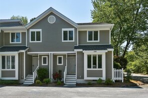 Exterior - 3 Bedroom 2.5 bath end unit Townhome in The Salt Pond Community near Bethany Beach (Bethany Beach)