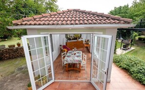Outdoor dining - A garden among the vineyards, for 4 (Uruñuela)