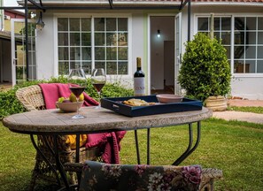 Outdoor dining - A garden among the vineyards, for 4 (Uruñuela)