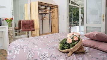 Tabla de planchar con plancha, cuna de viaje, wifi y ropa de cama