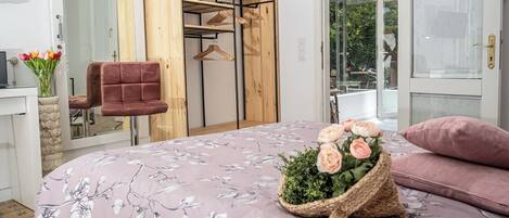 Iron/ironing board, travel crib, WiFi, bed sheets