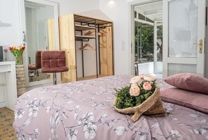 Iron/ironing board, travel cot, WiFi, bed sheets