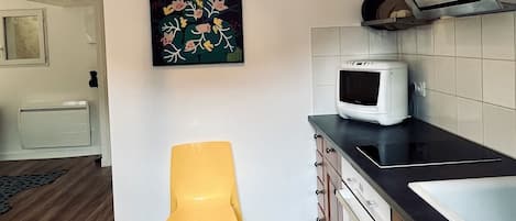 KĂŒhlschrank, Mikrowelle, Ofen, Herdplatte