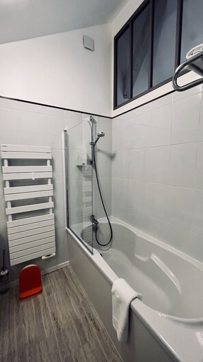 Kostenlose Toilettenartikel, Haartrockner, Handtücher, Seife