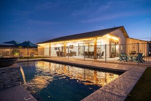 A heated pool - Gorgeous Vacation Home, Single Level - Close to Hiking, Htd Pool (Phoenix)