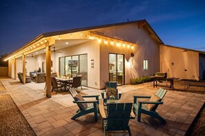 Outdoor dining - Gorgeous Vacation Home, Single Level - Close to Hiking, Htd Pool (Phoenix)