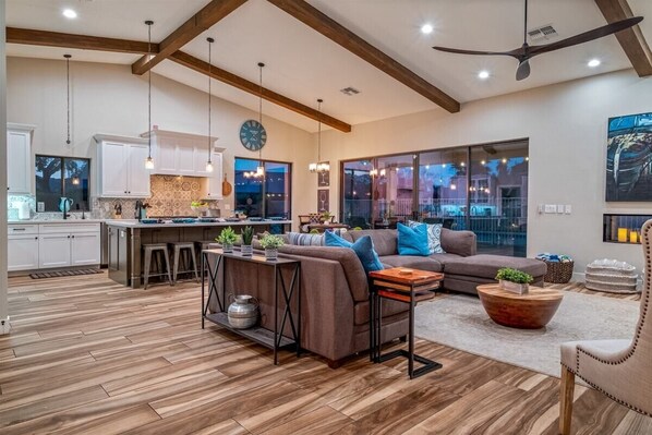 Smart TV, fireplace - Gorgeous Vacation Home, Single Level - Close to Hiking, Htd Pool (Phoenix)