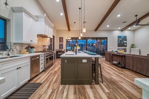 Fridge, microwave, oven, stovetop - Gorgeous Vacation Home, Single Level - Close to Hiking, Htd Pool (Phoenix)