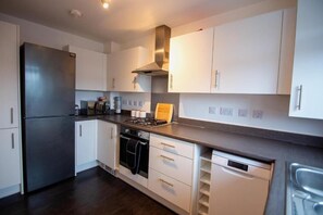 Microwave, oven, stovetop, dishwasher - Spacious 2 bed family house with garden situated between Salisbury and Amesbury. (Salisbury)