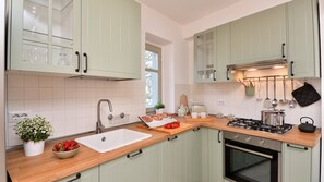 Frigorifero, microonde, forno, piano cottura