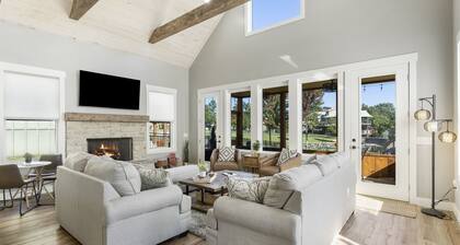 Lakeside Retreat, hot tub & Com Pool, Boat Slip Available