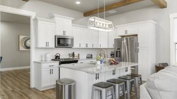 Frigorifero, microonde, forno, piano cottura