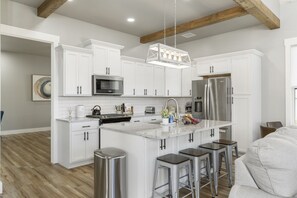 Fridge, microwave, oven, stovetop - Lakeside Retreat, hot tub & Com Pool, Boat Slip Available (Vinita)