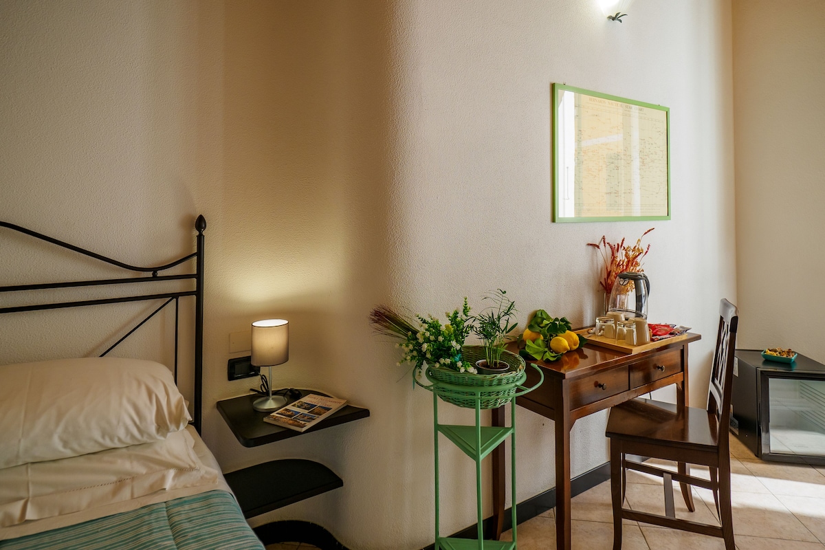 Quarto básico | Berços (sobretaxa), Wi-Fi de cortesia, roupa de cama