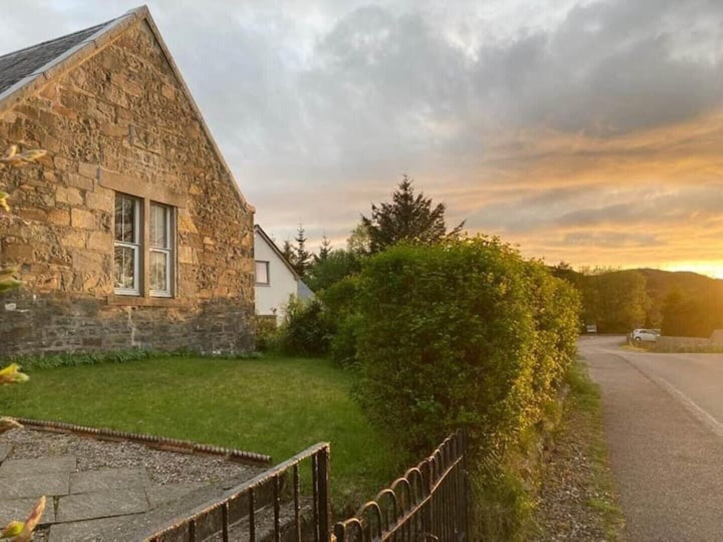 Belmont Chapel Cottage, 2 bed in Acharacle with stunning views of Loch Shiel