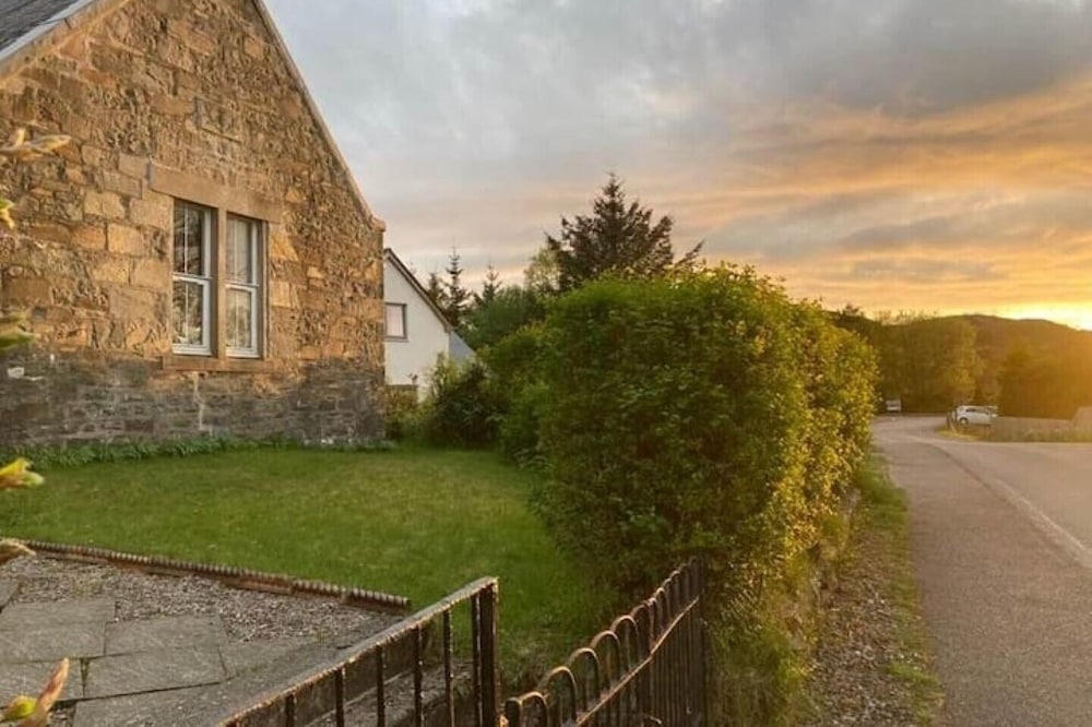Belmont Chapel Cottage, 2 bed in Acharacle with stunning views of Loch Shiel