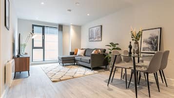 Luxury Apartment | 2 bedrooms, iron/ironing board, free WiFi