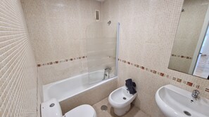 Een haardroger, handdoeken, zeep, shampoo