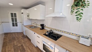 Jääkaappi, mikroaaltouuni, uuni, liesi