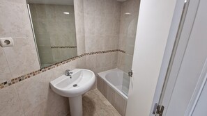 Secador de cabelo, toalhas de banho, sabonete, shampoo