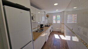 Jääkaappi, mikroaaltouuni, uuni, liesi