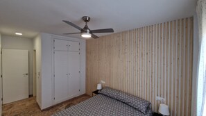 3 slaapkamers, een strijkplank/strijkijzer, gratis wifi, beddengoed