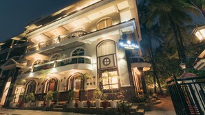 A multi-story hotel with balconies, potted plants, and a sign reading "Casade de Tri". - Casa De Cris (Cavelossim)