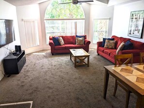 Smart TV - 3-bedroom haven near all Disney parks, shopping and other attractions.  (Kissimmee)