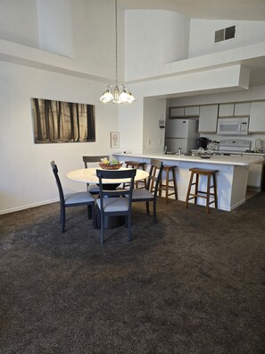 Dining - 3-bedroom haven near all Disney parks, shopping and other attractions.  (Kissimmee)