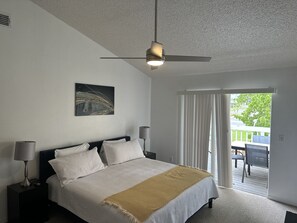 3 slaapkamers, een strijkplank/strijkijzer, gratis wifi, beddengoed