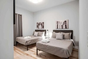 9 bedrooms, iron/ironing board, travel cot, WiFi - 2 Nashville Retreats • Private Rooftops (Nashville)