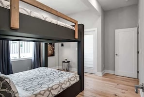 9 bedrooms, iron/ironing board, travel cot, WiFi - 2 Nashville Retreats • Private Rooftops (Nashville)