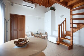 Quarto quádruplo superior, para não fumantes, vista para o mar | Individualmente decorados, individualmente mobiliados, escrivaninha