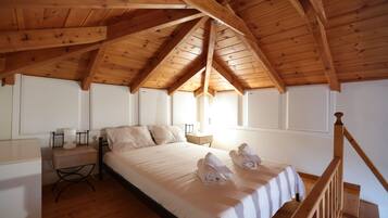 Habitación cuádruple Deluxe, no fumadores, vistas al mar | Decoración individual, mobiliario individual, escritorio