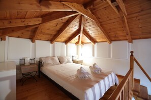 Quarto quádruplo luxo, para não fumantes, vista para o mar | Individualmente decorados, individualmente mobiliados, escrivaninha