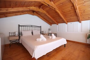 Superior-Vierbettzimmer, Nichtraucher, Meerblick | Individuell dekoriert, individuell eingerichtet, Schreibtisch