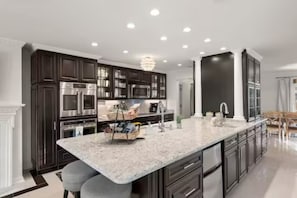 Casa Deluxe | Cocina privada | Refrigerador, microondas, horno y parrilla de estufa