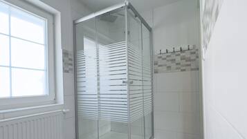 Basic Apartment | Bathroom | Shower, hair dryer, towels, soap