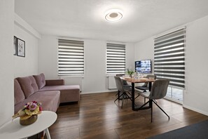 Design Apartment | Living area | 51-inch Smart TV with cable channels, TV, Netflix - ADN Apartments, modern and minimalist (Koetz)