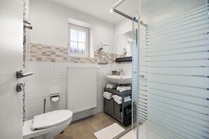 Design-Apartment | Badezimmer | Dusche, Haartrockner, Handtücher, Seife