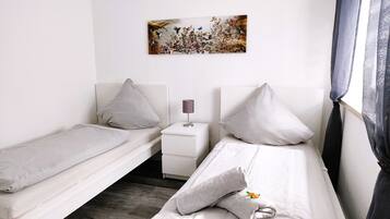 2 Schlafzimmer, Reisekinderbett, kostenloses WLAN, Bettwäsche