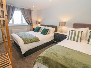 3 quartos, individualmente decorados, individualmente mobiliados