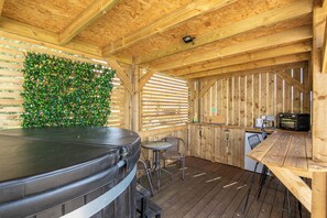 Fridge, microwave, oven, stovetop - Dukeries Retreat (Barnby Moor)