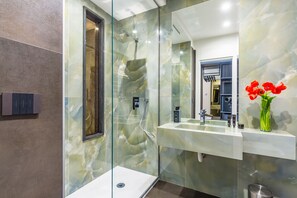Artículos de tocador gratuitos, pantuflas, bidet, toallas