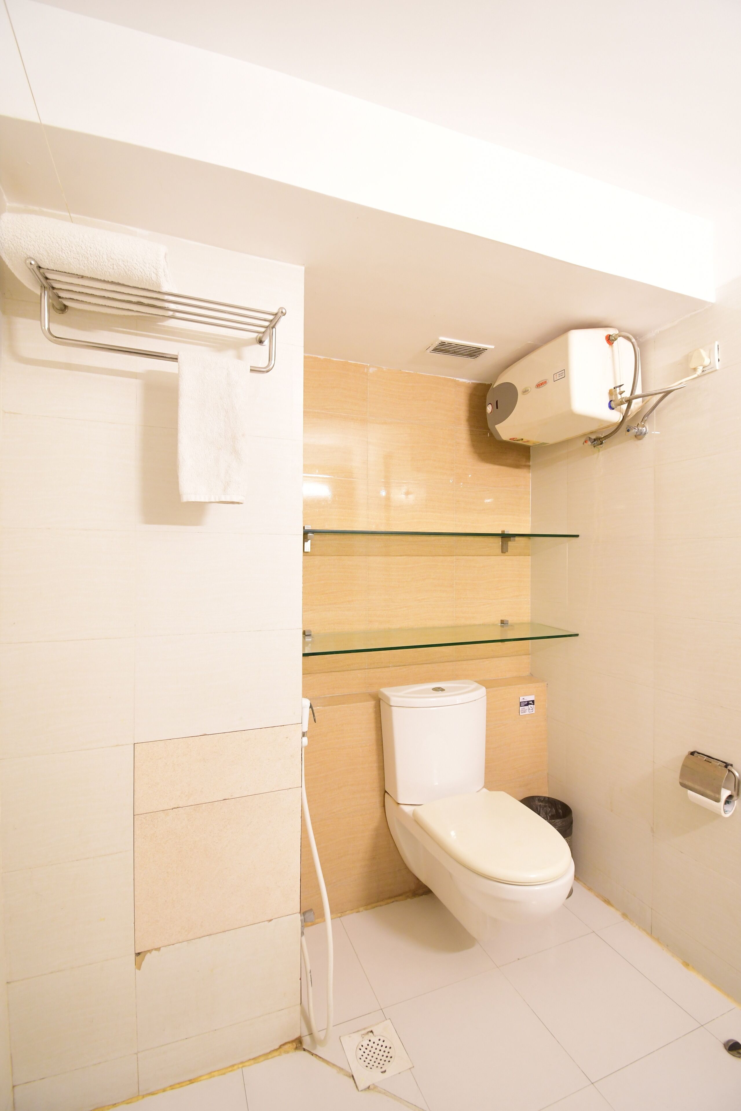executive suite with balcony | bathroom | shower, hair dryer, towels, soap