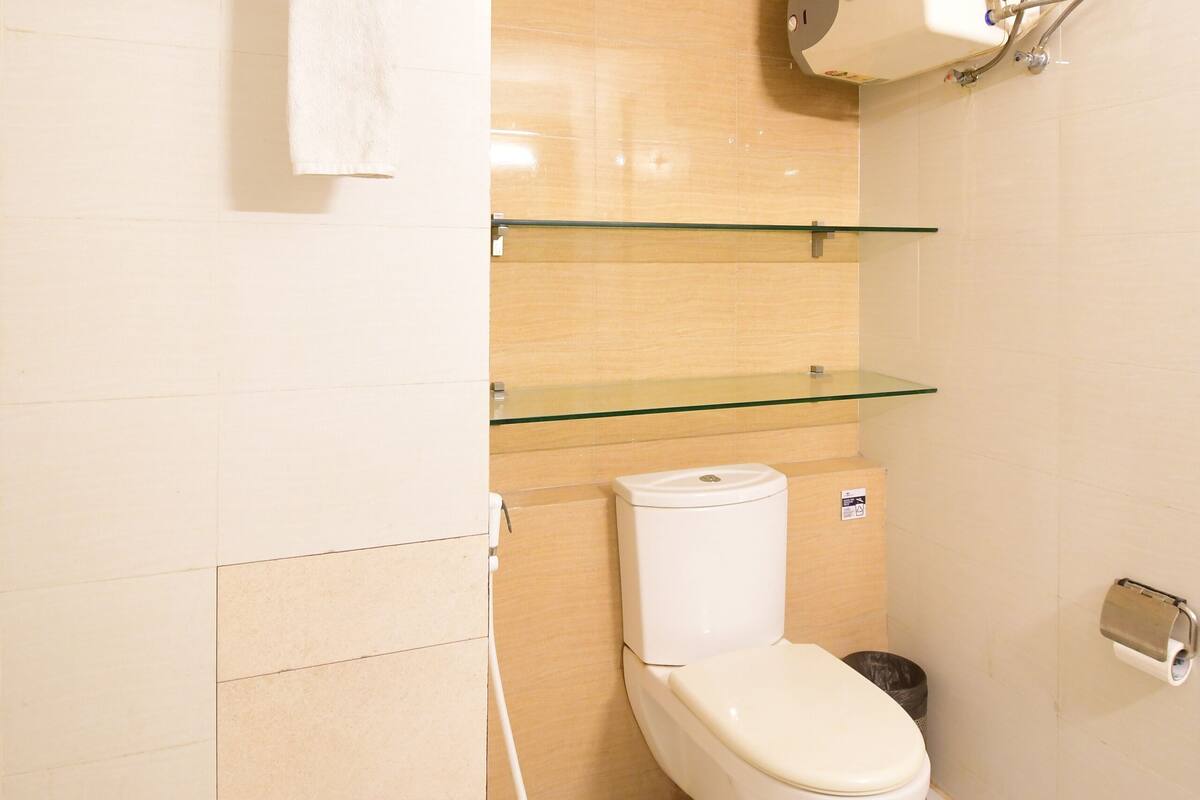 executive suite with balcony | bathroom | shower, hair dryer, towels, soap