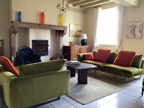 Fernseher, Kamin, Tischfußball, Tischtennisplatte